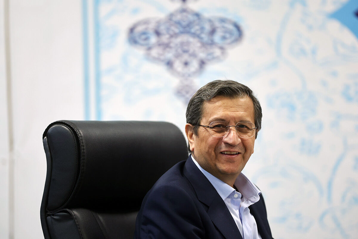 همتی: قدرت تامین ارز بانک مرکزی با آزادسازی منابع افزایش می‌یابد